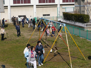 大きく育て!みんなの心をこめて植樹